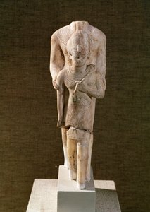 Amon chránící Amenhotepa III (1382-44 př.nl) před Amonovým chrámem v Karnaku (vápenec)