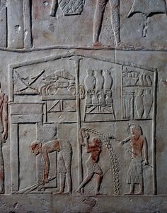 Uspořádání potravin ve skladech, vápencový nástěnný reliéf, z Memfitské hrobky Horemheba v Sakkáře, Egyptská civilizace, Nová říše, dynastie XVIII od Egyptian 18th Dynasty
