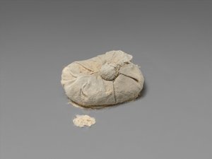 Sáček Natronu z balzamovací mezipaměti Tutanchamona, kolem 1336–27 př. (plátno, natron)