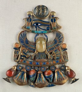 Náprsní štít se slunečními a měsíčními emblémy, z Tutanchamonovy hrobky, Théby, Egypt, Zlatnické umění, Egyptská civilizace, Nová říše, Dynastie XVIII od Egyptian 18th Dynasty