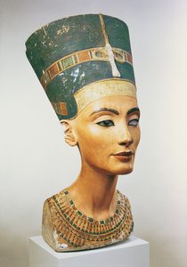 Busta královny Nefertiti, z ateliéru sochaře Thutmose v Tell el-Amarna (malovaný vápenec) (viz také 114019, 114020 & 267404)