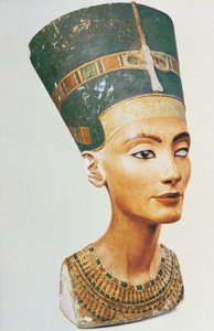 Busta královny Nefertiti, z ateliéru sochaře Thutmose v Tell el-Amarna (malovaný vápenec) (viz také 114018, 114019 & 114020)