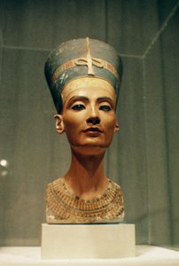 Busta královny Nefertiti, čelní pohled, z ateliéru sochaře Thutmose v Tell el-Amarně (malovaný vápenec) (viz také 114018-20)
