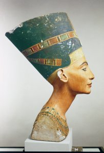Busta královny Nefertiti, boční pohled, z ateliéru Thutmose v Tell el-Amarna (malovaný vápenec) (viz také 114018 & 114019)