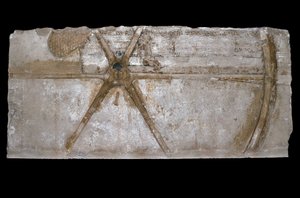 Vápencový blok s vyřezávaným a malovaným vyobrazením kola vozu, 1353-35 př. n. l. (vápenec)