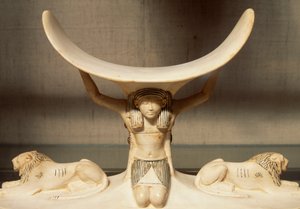 Vyřezávaná opěrka hlavy ze slonoviny podporovaná Shu, zosobnění vzduchu, z hrobky Tutanchamona, egyptská civilizace, dynastie XVIII. od Egyptian 18th Dynasty