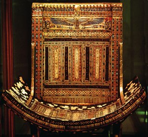 Ceremoniální křeslo Tutanchamona, detail zakřiveného sedadla a opěradla, Nová říše, cca 1325 př. n. l. (zlacené a vykládané dřevo) (detail 59232) od Egyptian 18th Dynasty