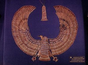 Obojek v podobě supí bohyně Nekhbet z hrobky Tutanchamona (asi 1370-52 př.nl) Nová říše (zlato vykládané polodrahokamy) (viz také 227994)