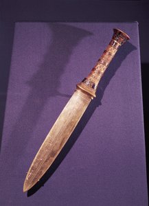 Dýka z Tutanchamonovy hrobky (asi 1370-1352 př. n. l.) Nová říše (zlatá a cloisonnová práce z polodrahokamů a skla)