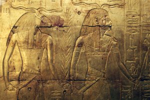Božstva, rytina na zadním panelu třetí pohřební kaple pokryté zlatem, Tutanchamonova pokladnice, Egypt, Egyptská civilizace, Nová říše, Dynastie XVIII od Egyptian 18th Dynasty