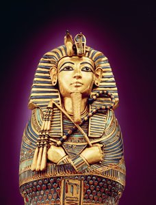 Detail čelního pohledu na jednu z baldachýnových rakví, z hrobky Tutanchamona, Nová říše (tlučené zlato vykládané barevným sklem a kornelianem) od Egyptian 18th Dynasty