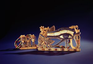 Djed pilíř prsní a wedjet oko pectoral, z hrobky Tutanchamona (asi 1370-1352 př.nl) Nová říše (zlatá cloisonne se skleněnou pastou) (viz také 149410)