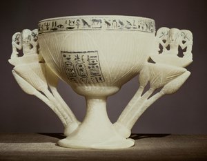 Šálek na pití v podobě pootevřeného lotosového květu, nalezený u vchodu do hrobky Tutanchamona (asi 1370-52 př. n. l.) Nová říše (alabastr) (viz také 162302 & 228555)