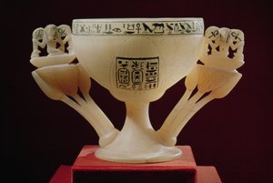 Šálek na pití v podobě pootevřeného lotosového květu, nalezený u vchodu do hrobky Tutanchamona (asi 1370-52 př. n. l.) Nová říše (alabastr) (viz také 149480 & 228555)