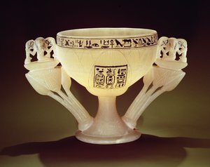 Šálek na pití v podobě pootevřeného lotosového květu, nalezený u vchodu do hrobky Tutanchamona (asi 1370-1352 př. n. l.) Nová říše (alabastr) (viz také 162302 & 149480)