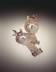 Náušnice s hybridními ptáky s křídly sokolů a hlavami kachen, z hrobky Tutanchamona (asi 1370-1352 př. n. l.) Nová říše (zlato vykládané barevným sklem a fajánsí)