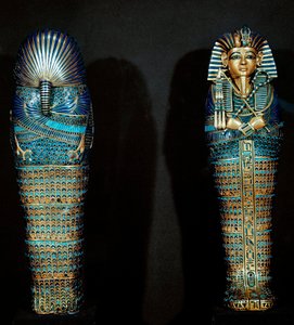 Egyptský starověk: Zlatý sarkofág Cisele obsahoval vnitřnosti zesnulého. Od pokladníka Tutanchamona (vše-Ankh-amun nebo Tutanchamon) (1345-1327 př. n. l.) 18. dynastie. nalezený v Údolí králů v Thébách. 1342 před naším letopočtem. Káhira, Egyptské muzeum od Egyptian 18th Dynasty