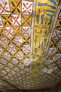 Egyptská antika: strop zdobený geometrickými motivy, Tomb of Roy (TT255). 18. dynastie. Ze západního břehu Luxoru v Egyptě od Egyptian 18th Dynasty
