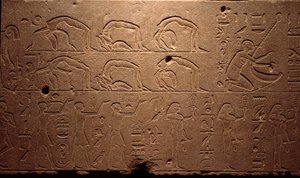 Egyptský starověk: detail ryté fresky zobrazující tanečníky, hadí hady a hudebníky. Období královny Hatšepsut (Hatšepsut) 18. dynastie. Luxor, Egyptské muzeum umění od Egyptian 18th Dynasty