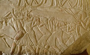 Egyptský starověk: otroci nesoucí obelisk během velkých děl faraonského Egypta. Detail reliéfu z hrobu vysokého úředníka konce 18. dynastie. 1570-1320 před naším letopočtem. Bologna, Civico Museo Archeologico od Egyptian 18th Dynasty