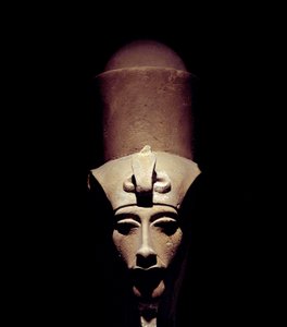 Egyptský starověk: socha Amenhotepa IV (Amenophis IV nebo Achnaton) s dvojitou korunou. 1301 před naším letopočtem. 18. dynastie. Detail sochy. Z chrámu Amon Ra v Thébách. Luksor (Luxor nebo nebo Luqsor). Muzeum v Luxoru. Egypt od Egyptian 18th Dynasty