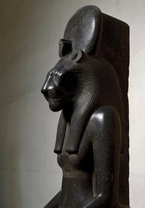 Egyptský starověk: božstvo lvice Sekhmet korunované slunečním diskem. Socha z černé žuly. 1540-1295 před naším letopočtem. Ztlumit. 210 cm Turín, Egyptské muzeum od Egyptian 18th Dynasty
