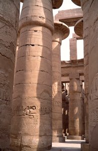 Egyptský starověk: pohled na sloupy hypostylové místnosti Amonova chrámu. Webové stránky Karnaku v Luxoru v Egyptě od Egyptian 18th Dynasty