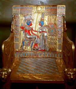 Egyptský antiquitis: trůn ve zlatém dřevě a malovaný Tutanchamonem, který je součástí faraonova Tresoru. Zastoupení královny Ankhesenpaaton (Ankhesenpaamon, Ankhesenamon), která masíruje olejem rameno svého bratra a manželky Tutanchamona pod čt. od Egyptian 18th Dynasty