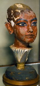 Egyptská antikitida: portrét mladého faraona Tutanchamona (vše-Ankh-amun nebo Tutanchamon) podepřený lotosovým listem. Malovaná dřevořezba. Od Trezora Tutanchamona. Egyptské muzeum, Káhira. od Egyptian 18th Dynasty