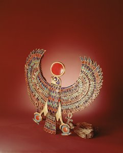 Falcon pectoral, z hrobky Tutanchamona, Nová říše (zlato vykládané lapis lazuli, tyrkysem, karneolem a sklem)