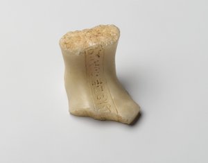 Úpatí shabti z Nefertiti, Nová říše (alabastr)
