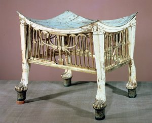 Podnožka používaná dětským králem na počátku své vlády, z hrobky Tutanchamona (asi 1370-52 př. n. l.) Nová říše (lakované a zlacené dřevo) (viz také 391015)