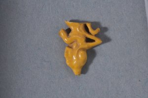 Fragmentární prolamovaný korálek sedící princezny, Nová říše, období Amarny (fajáns)