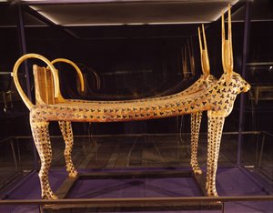 Pohřební lůžko v podobě posvátné krávy z Tutanchamonovy hrobky (asi 1370-52 př. n. l.) Nová říše, asi 1336-1327 př. n. l. (zlacené a štukované dřevo)