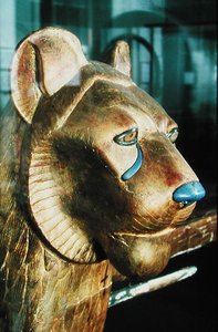 Pohřební čelo postele v podobě lva z Tutanchamonovy hrobky (asi 1370-1352 př. n. l.) Nová říše (štukované a zlacené dřevo)