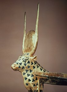Pohřební čelo v podobě posvátné krávy z hrobky Tutanchamona (asi 1370-52 př. n. l.) Nová říše (zlacené a štukované dřevo)
