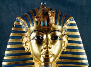 Pohřební maska Tutanchamona, tepané zlato, keramika a polodrahokamy, z faraonovy hrobky, Théby, Egypt, Detail, Zlatnické umění, Egyptská civilizace, Nová říše, Dynastie XVIII od Egyptian 18th Dynasty