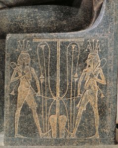 Žulová sochařská skupina s Horemhebem přinášejícím oběti bohu Atumovi, detail Atumova trůnu se Setem a Horou od Egyptian 18th Dynasty