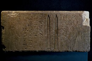 Hatšepsut a její obelisky, kvarcitový blok, z Amonova chrámu v Karnaku, egyptská civilizace, Nová říše, XVIII. dynastie od Egyptian 18th Dynasty