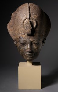 Hlava Amenhotepa III. s modrou korunou, kolem 1391-1353 před naším letopočtem od Egyptian 18th Dynasty