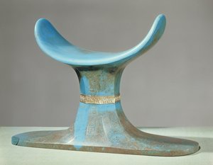 Opěrka hlavy, z hrobky Tutanchamona (asi 1370-52 př.nl) Nová říše (modrá skleněná pasta)