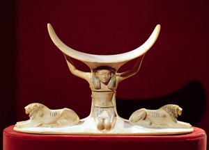 Opěrka hlavy se Shu, egyptským bohem vzduchu, z hrobky Tutanchamona, Nová říše (viz také 391029)