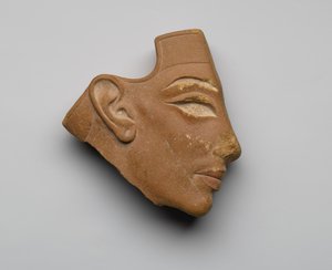 Intarzovaná profilová hlava, z Tell el-Amarna, Nová říše, cca 1353-36 př.nl (červený křemenec)