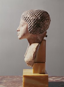 Levý profil hlavy princezny z rodu Achnatona, Nová říše (malovaný vápenec) (viz také 107940, 116813, 370211)