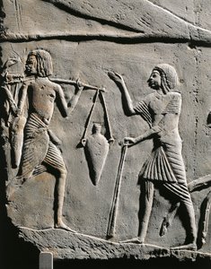 Život ve vojenském táboře: nosič vody dostává rozkazy od důstojníka, úleva od Horemhebovy hrobky v Sakkáře. Detail. od Egyptian 18th Dynasty