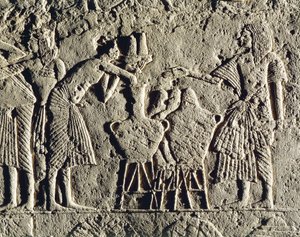 Život ve vojenském táboře: dělníci pracující na kontrole nápojů (víno a pivo), reliéf z Horemhebovy hrobky v Sakkáře, detail od Egyptian 18th Dynasty