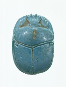 Svatební skarabeus Amenhotepa III. a královny Tiye, Nová říše (glazovaná fajáns)