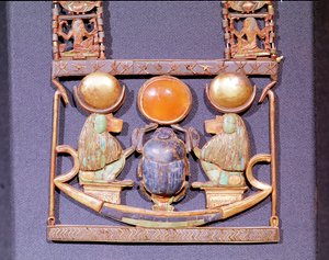 Náhrdelník vycházejícího slunce, z hrobky Tutanchamona (asi 1370-52 př.nl) Nová říše (zlato vykládané polodrahokamy) (detail 153788) od Egyptian 18th Dynasty