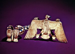 Náhrdelník se supím přívěskem, z hrobky Tutanchamona, Nová říše (zlato vykládané lapis lazuli a cornelian) (viz také 228214 & 324491)