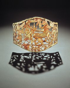 Prolamovaná plaketa nebo přezka znázorňující triumfální návrat králů s vězni z Tutanchamonovy hrobky, Nová říše (zlato) (viz také 148199) od Egyptian 18th Dynasty